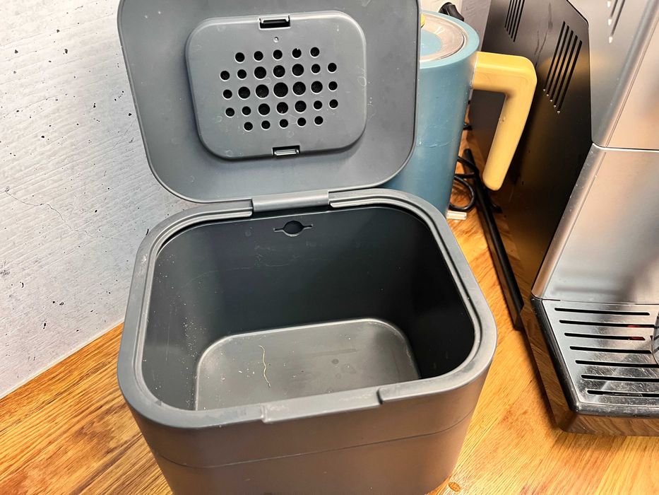 Ciemnoszary pojemnik na odpadki organiczne Joseph Joseph BIO 4 l