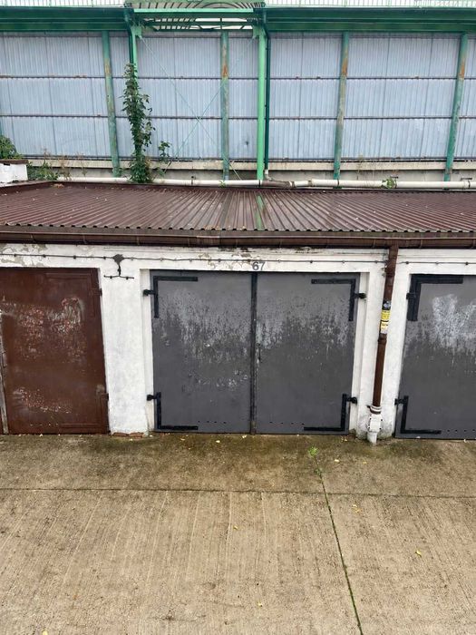 Garaż murowany 17,5 m² przy stadionie – grunt własność, prąd, kanał