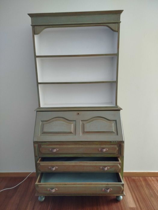 Armário de madeira + Escrivaninha