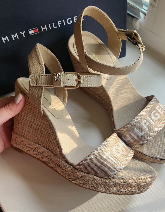Продам босоніжки tommy hilfiger