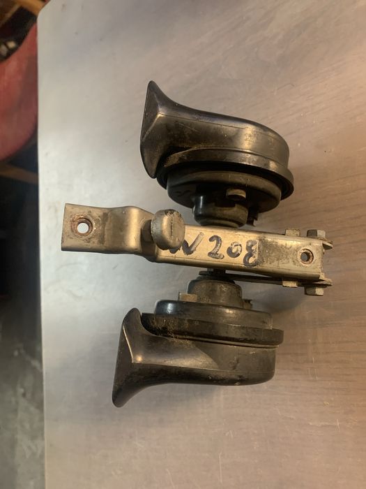 Sygnał klakson uchwyt mocowanie klaksony komplet Mercedes W 208