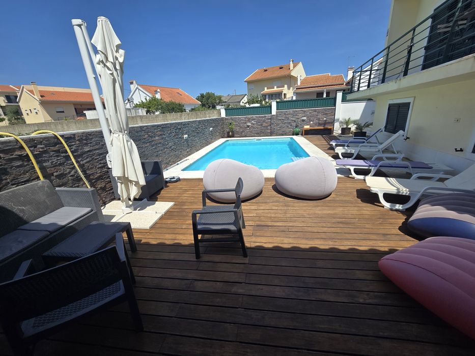 Espaço com Piscina e churrasqueira