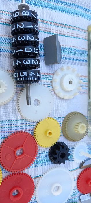 Шестерни пластиковые, разные.