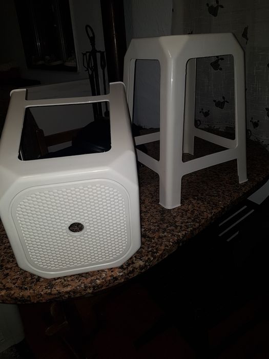 Banco de plástico branco e preto