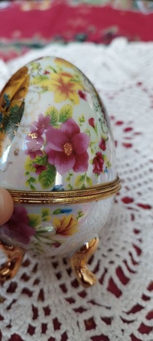 Jajo porcelanowe sygnowane