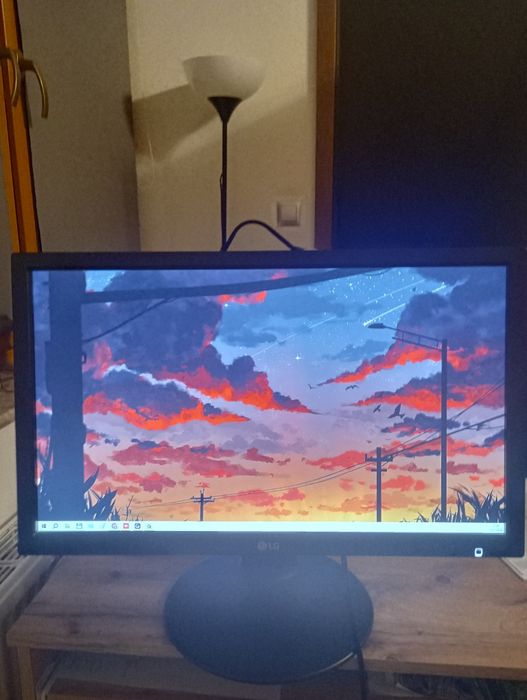 Monitor LG z podstawką i okablowaniem