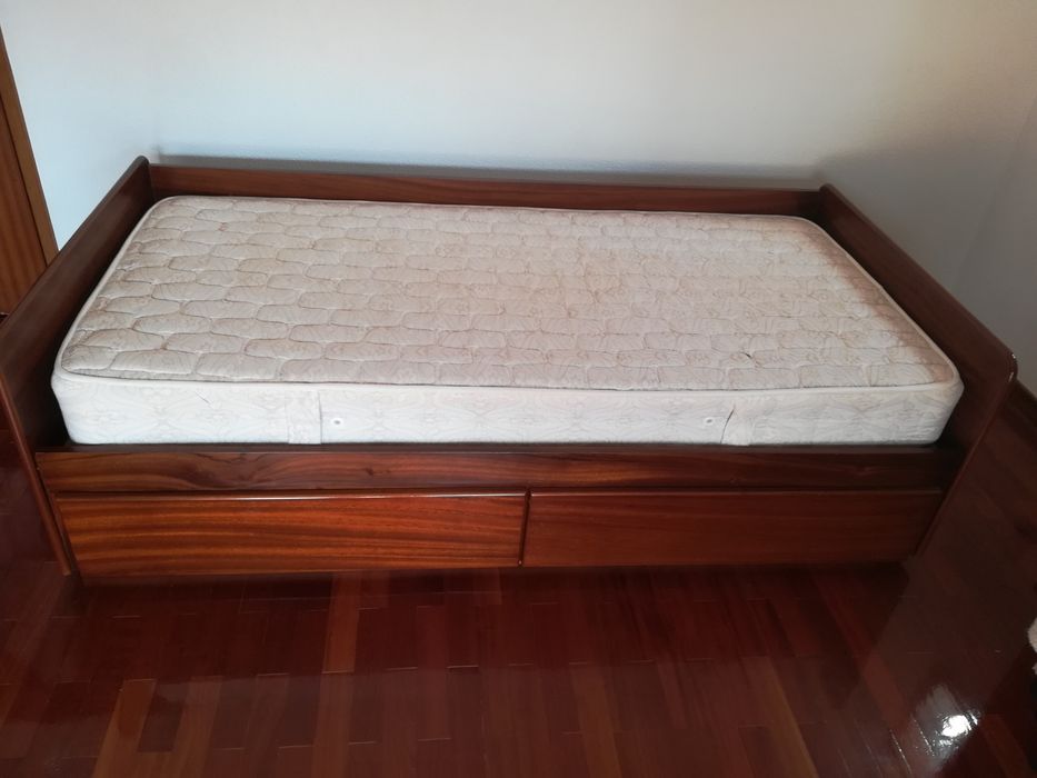 Cama de solteiro em madeira maciça