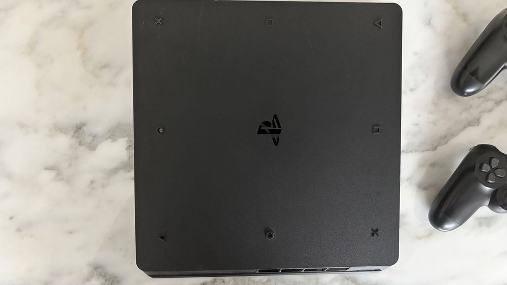 PlayStation 4 Slim 1TB – Modelo CUH-2116B – 2 Comandos