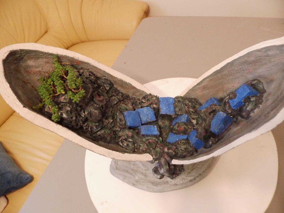 Ciekawa doniczka z cementu.