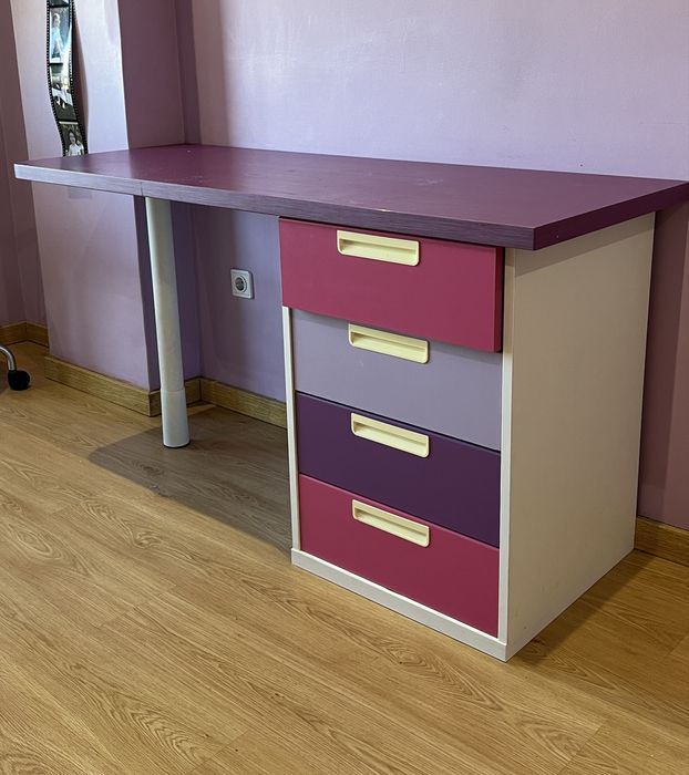 Secretária com 4 Gavetas Rosa e Lilás – Para Restauro