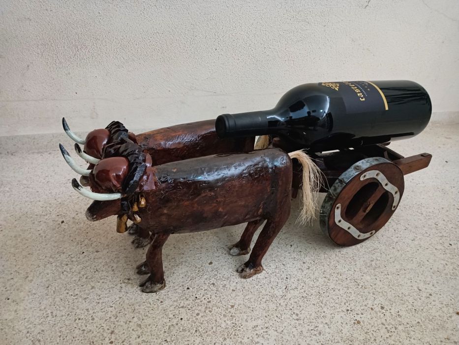 Belíssima peça decorativa c/ 60cm
"Junta de bois com carro" em madeira