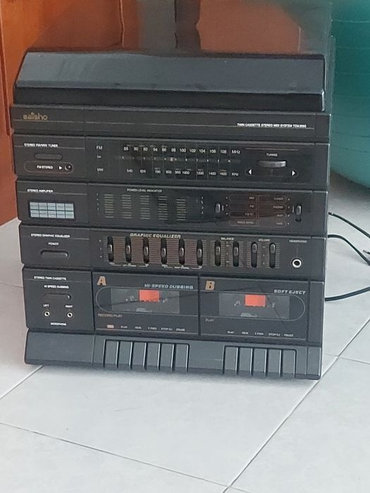 Aparelhagem com gira disco leitor de cassetes e rádio