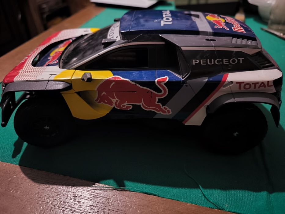 Carro Peugeot total e red bull