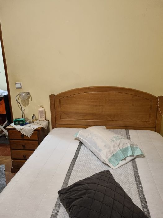 Cama de casal com colchão e mesinha de cabeceira