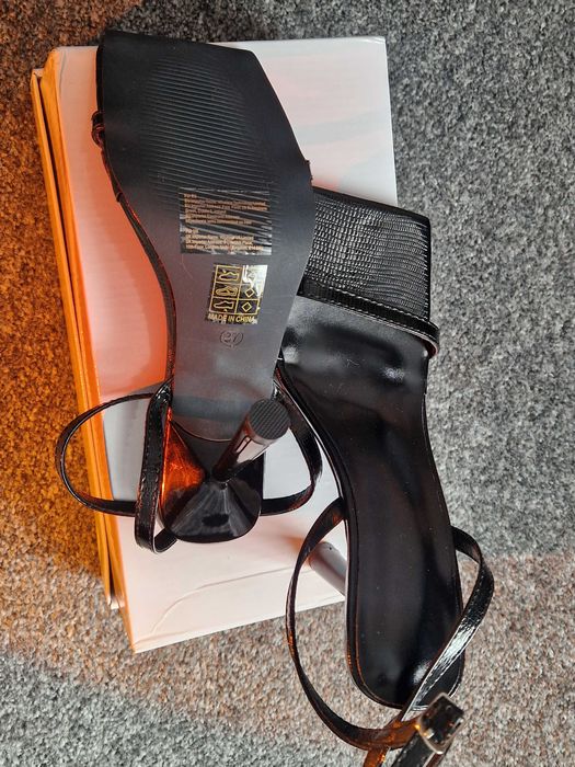 Стильні босоніжки