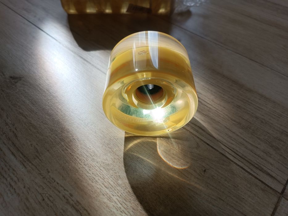 Świecące żółte kółka do deskorolki