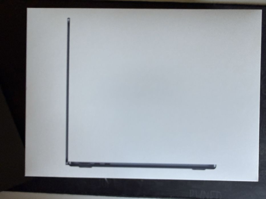 MacBook Air M3 13” 2025 Midnight 16GB/256GB | Como Novo | Caixa + Fatura