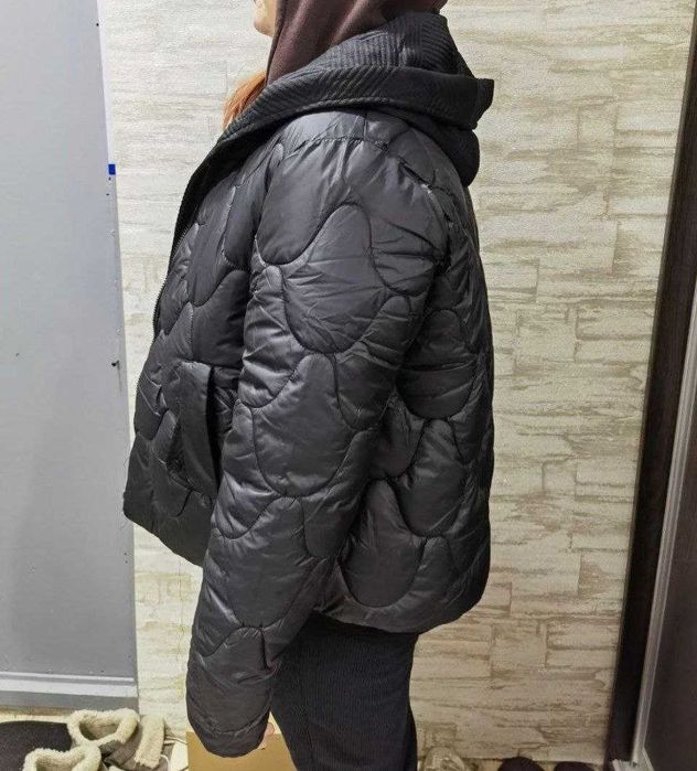 Зимова чорна курточка з капюшоном