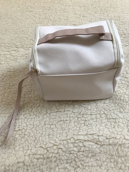 Duża biała kosmetyczka podróżna, kuferek pudrowy róż Trussardi