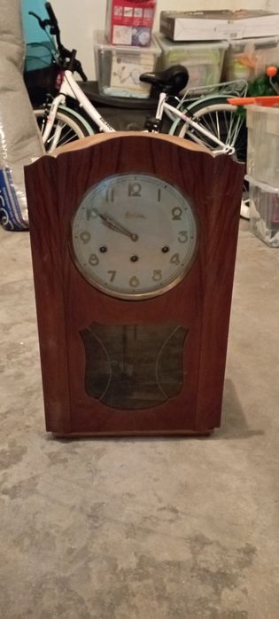 Relógio de parede antigo é de dar á corda