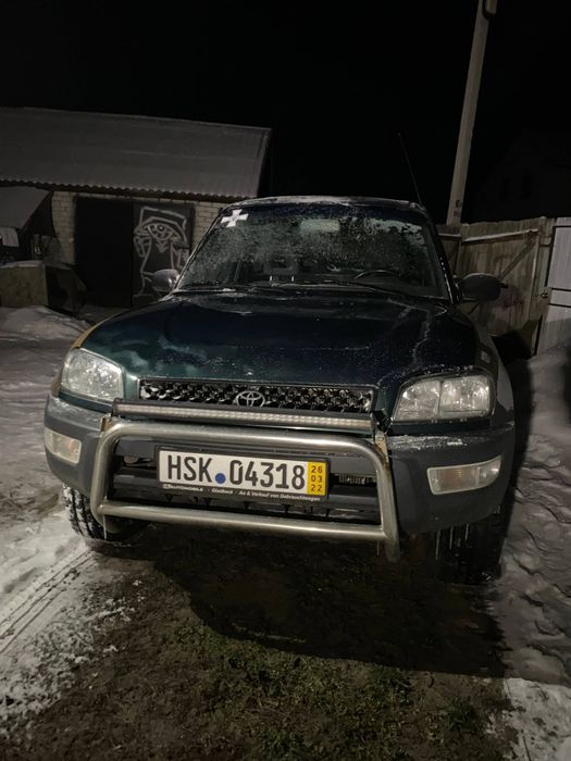Toyota rav4 1998року. На повному ходу. Коротка база, двигун 2л 3sfe. Помпа, ремінь,ролік,антифриз ,передні колодки, нові. Масла, фільтри поміняні 450км тому. Ліфт на 2см. Резина 60% запаска нова.  гарне світло+ балка. Блокування працює. Інші подробиці пишіть ,дзвоніть  буваю не на зв'язку, передзвоню. Всім добра.