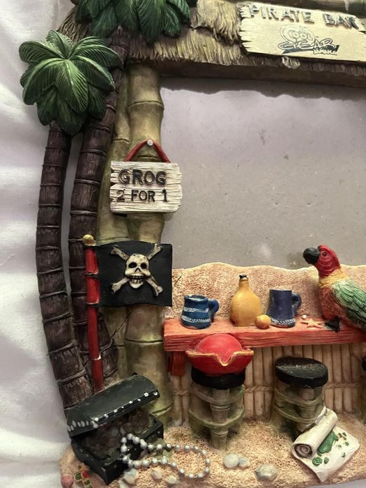 Moldura com efeitos de piratas em relevo
