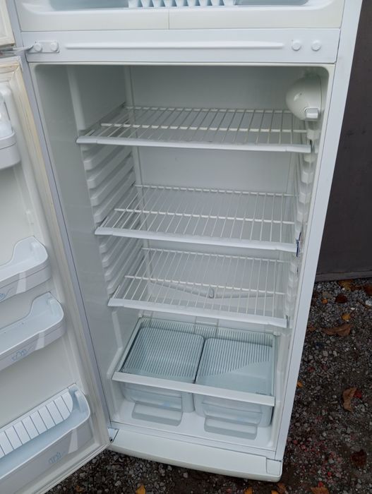 Холодильник Индезит 167 см.Недорого.