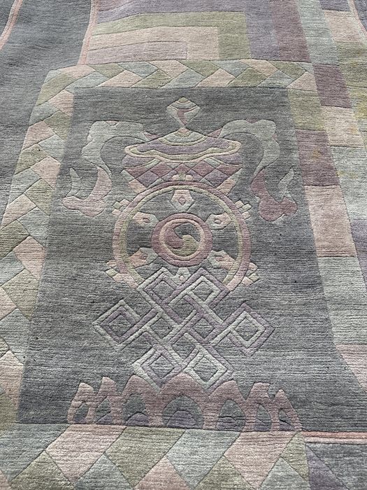 Duży, bardzo ciężki dywan o wymiarach 300x250 cm. Ręcznie tkany.