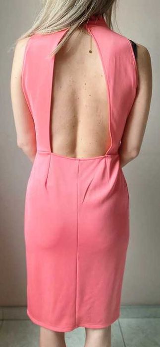 Sukienka koralowa morelowa odkryte plecy ozdobne cyrkonie rozmiar s