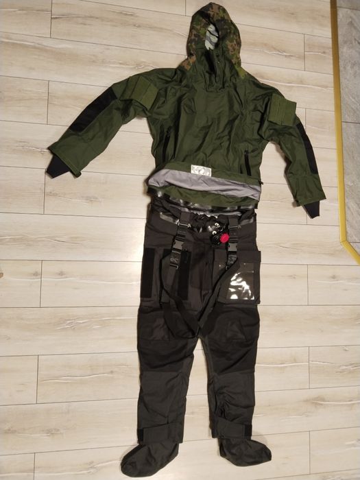 Сухий гідрокостюм з утеплювачем.