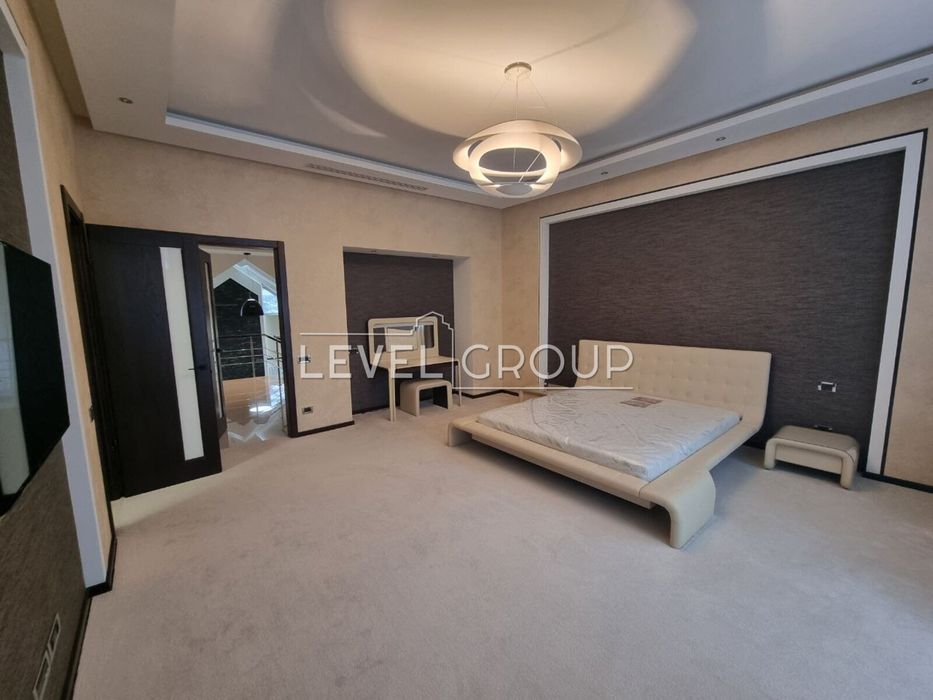 Лісники, статусний будинок в містечку, басейн, автономність