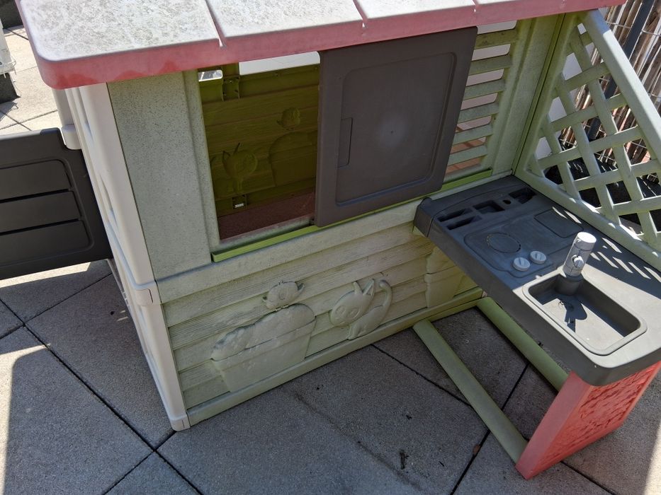 Casa infantil exterior com cozinha