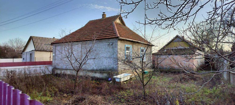 Пропонуємо окремий будинок з усіма комунікаціями та банею