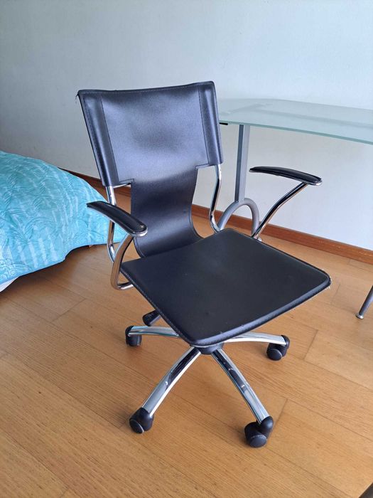 Cadeira de escritório de rodas, em pele