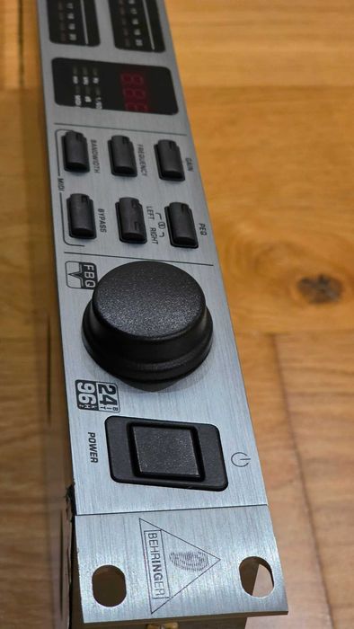Подавлювач зворотнього зв'язку Behringer FBQ 2496