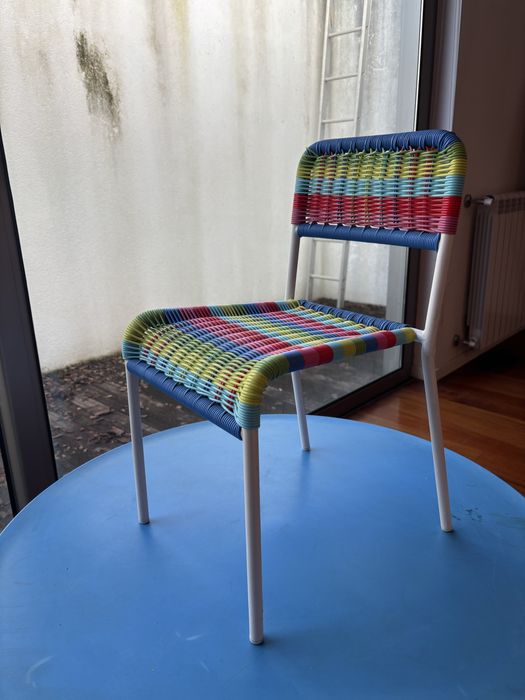 Mesa e 5 cadeiras para crianças IKEA