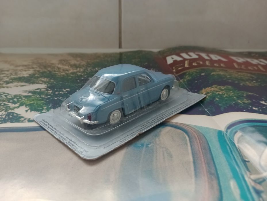Kultowe auta PRL Renault Dauphine model samochodu PRL 1 43