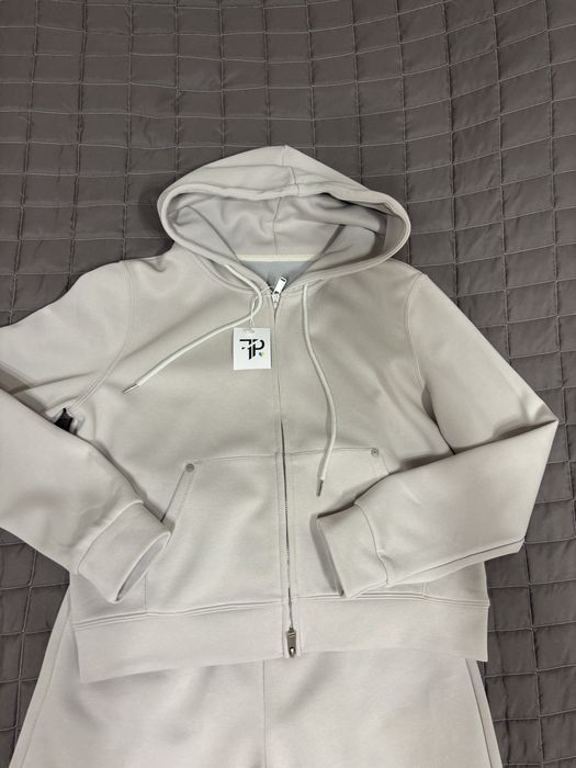 Жіночий спортивний костюм