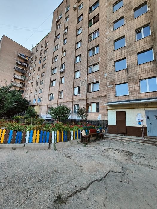 Продам гостинка на Залютино. Капремонт.