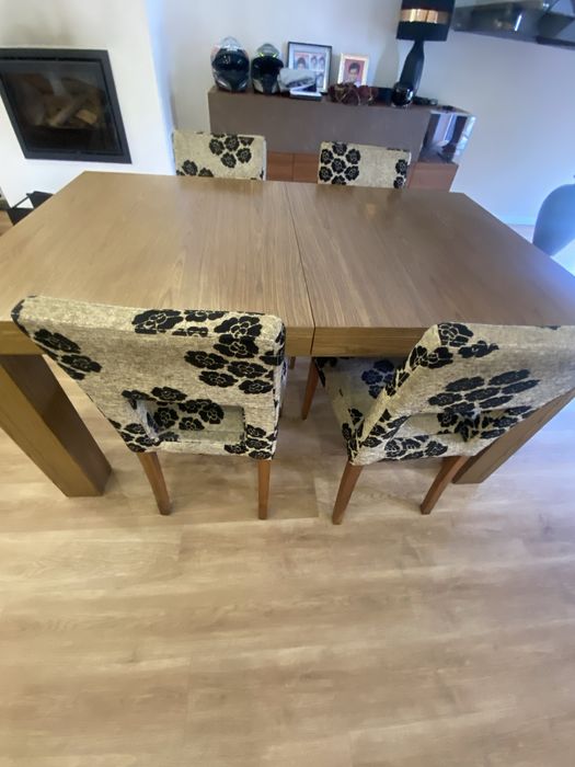 Mesa com quatro cadeiras