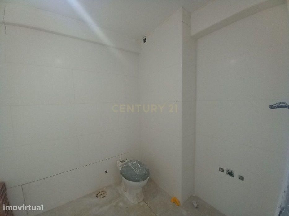 T2 Totalmente Remodelado no Carregado – Cozinha Equipada e Excelente A
