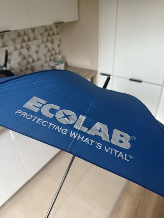 Duży niebieski parasol automatyczny Ecolab porządy z rączką składany