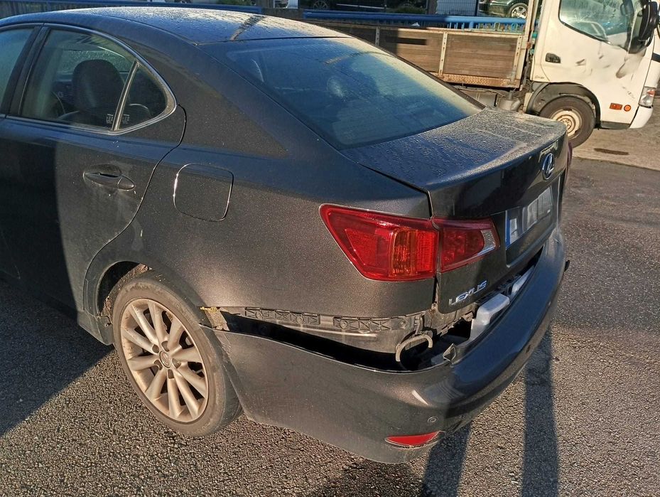 Vendo Lexus is 220 para peças ou reparação