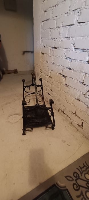 Żeliwny kosz na drewno kominkowe.