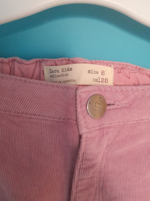 Krótkie spodenki Zara z gumkami do regulacji.