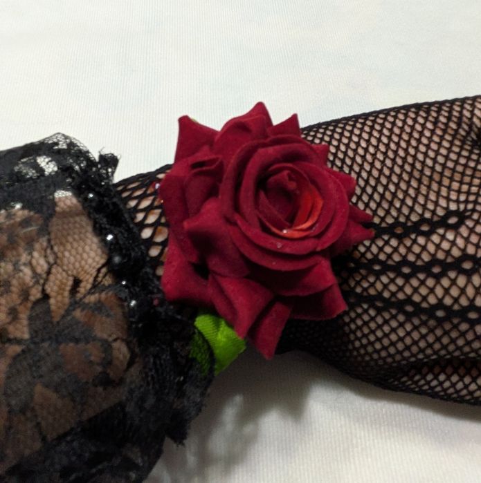 Rękawiczki koronkowe kabaretki z aksamitną różą, nowe