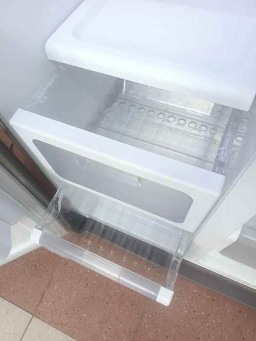 Lodówka Samsung SidebySide z kostkarką.
