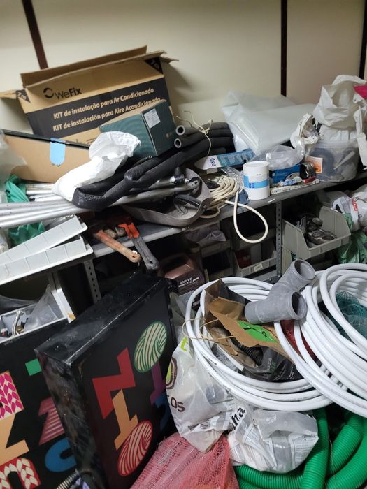 Recheio de armazém de canalizador com muito material