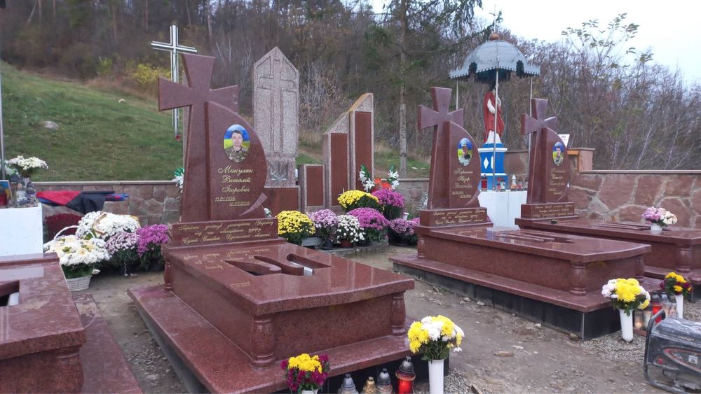 Памʼятники  для військових-звичайні памятники  .Від виробника напряму