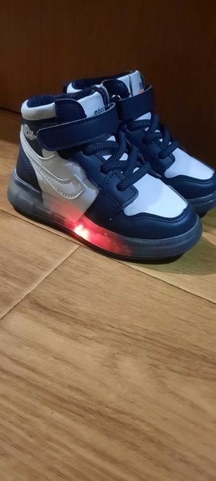 Кросівки на хлопчика.